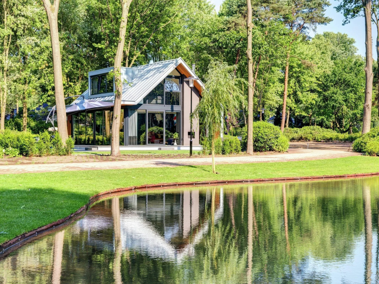 Luxurious, modern villa with dishwasher, close to De Veluwe