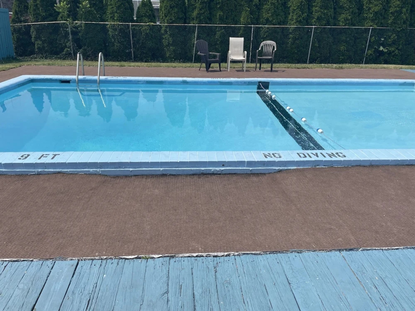 Budget Host Three Crowns Motor Lodge