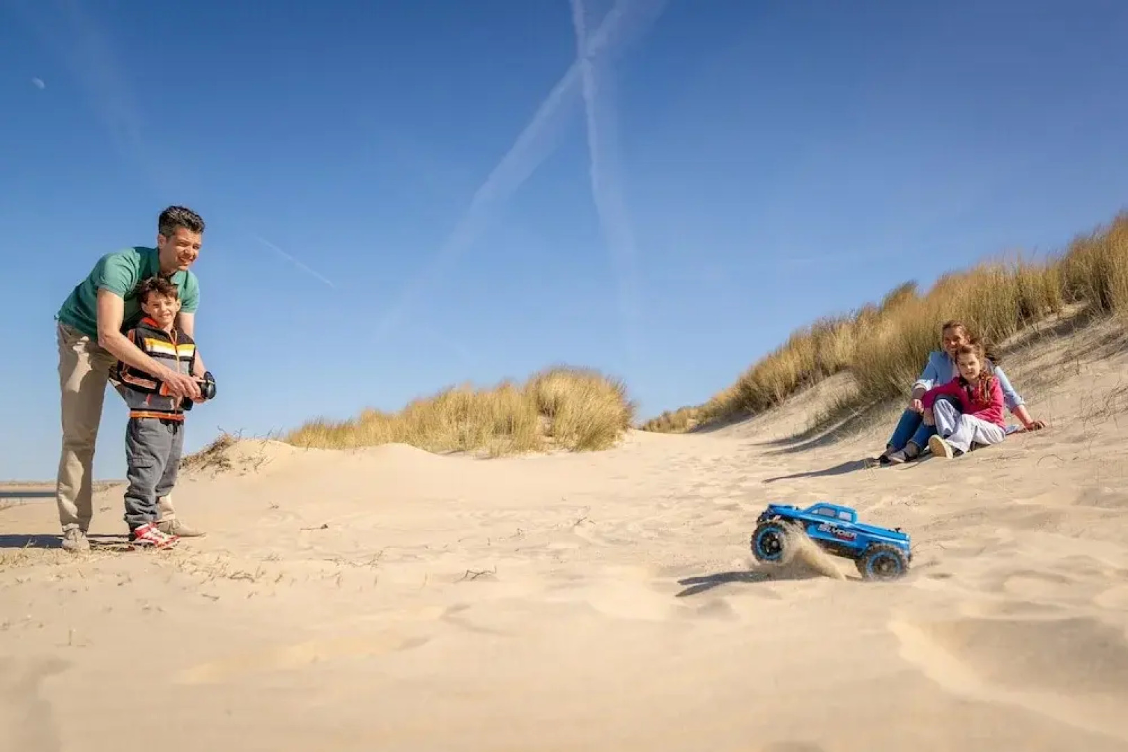 Restyled Bungalow With 2 Bathrooms, Near the Beach