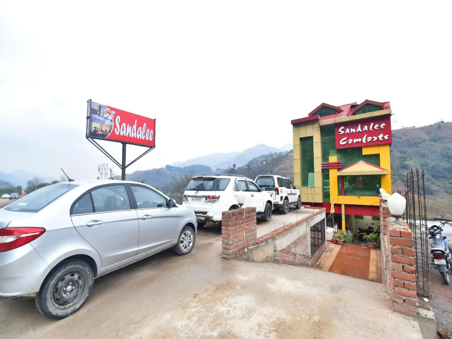 OYO 28555 Sandalee Comforts