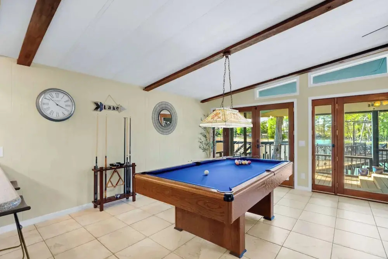 Amazing Lakefront Escape - A Stunner For Sleeps 14