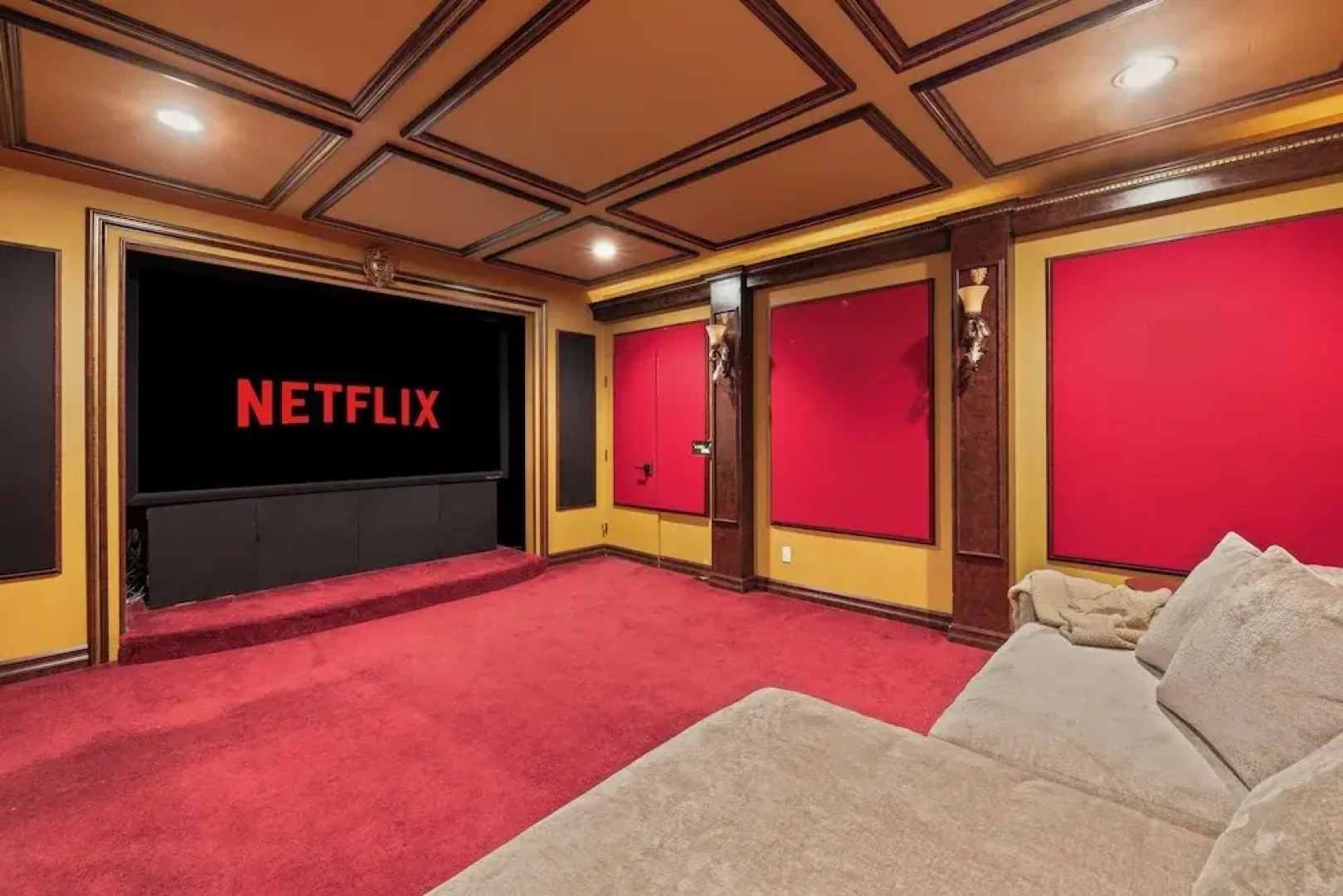 Pool Table, Putting Green: Luxury Oasis in Mesa