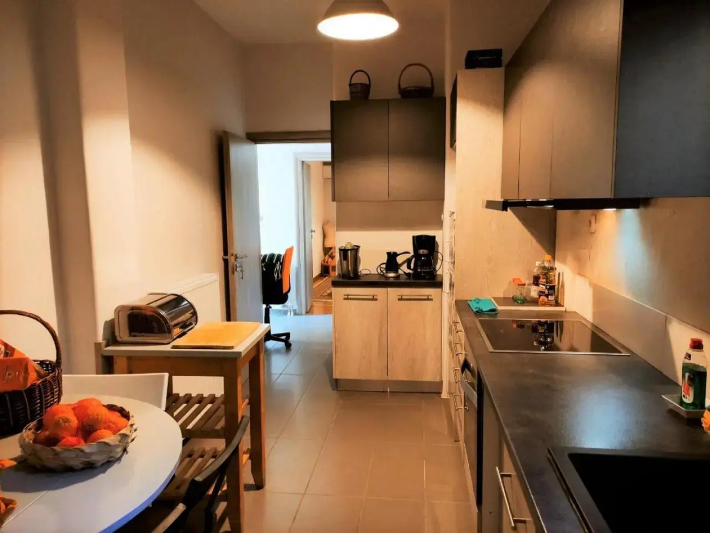 20' from the airport,20' from the center of Athens