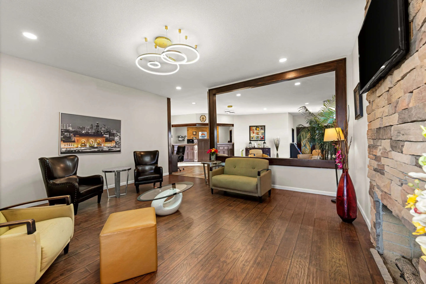 Suburban Studios Kansas City Airport North