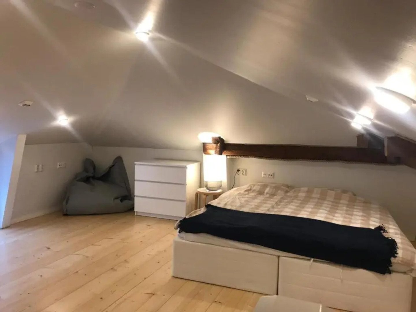 Uniikki talo kirjastosilta - Unique house at centre