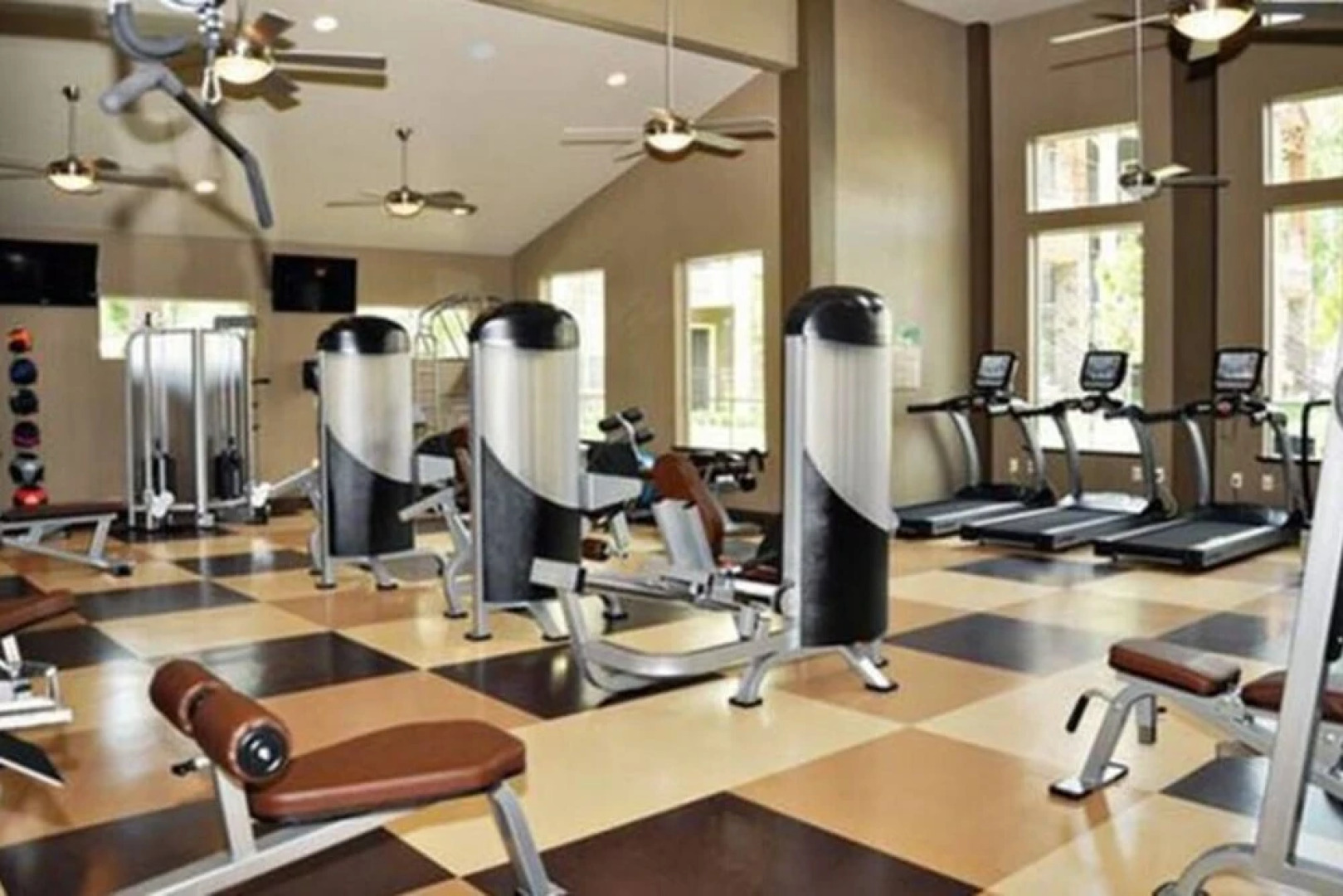 Stunning Modern Home Gated Community Pool & Gym