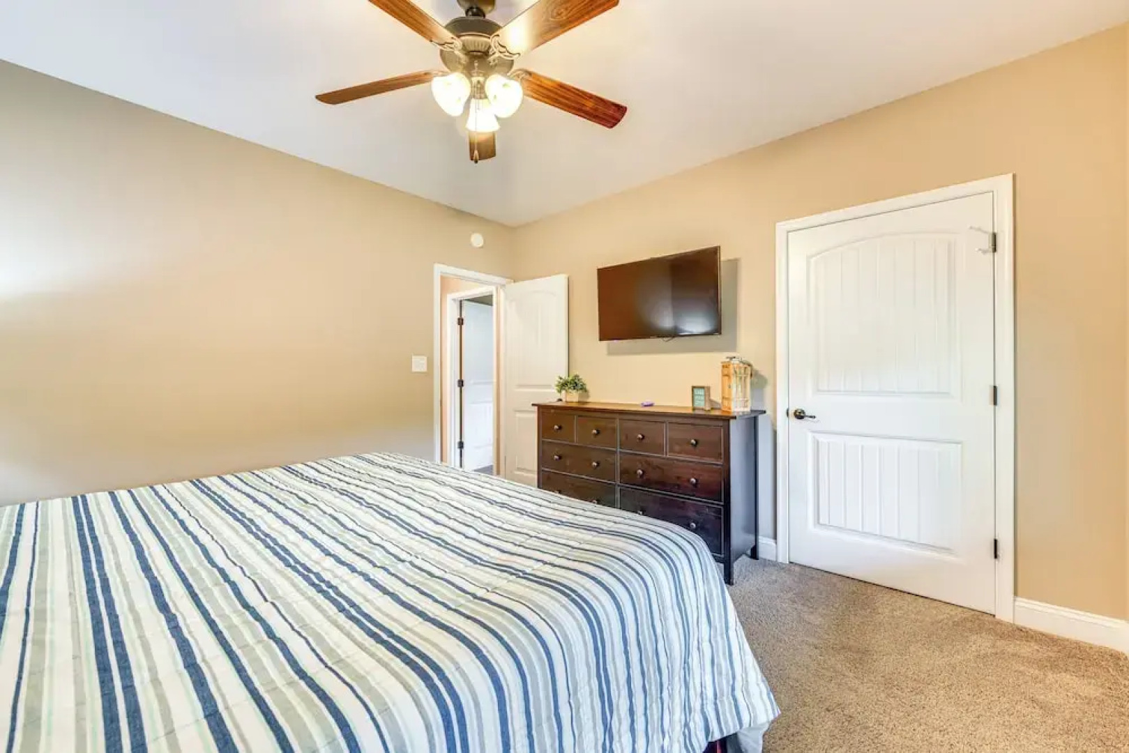 Waterfront Lake Anna Home w/ Dock, Beach & Kayaks!