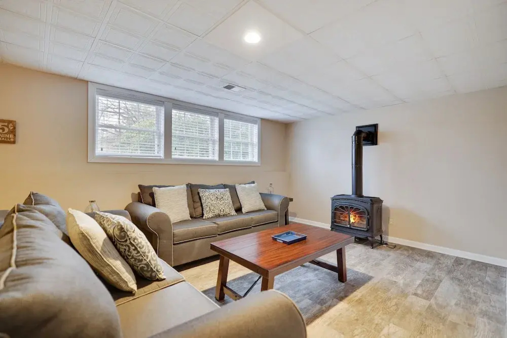 The Nest at Pinecrest by Avantstay Hot Tub Spacious Deck Game Room Fire Pit