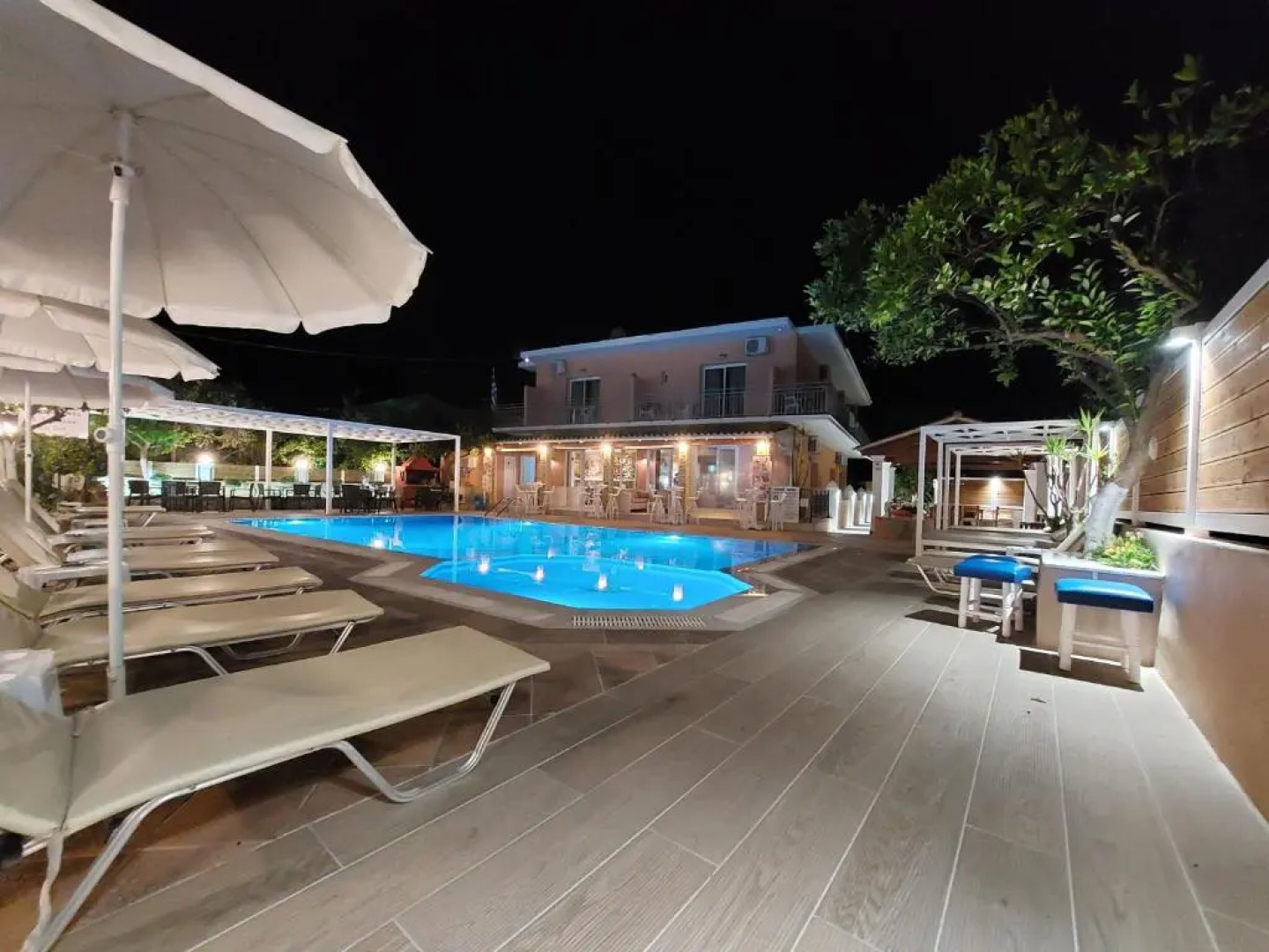 Makis Louvlis Apartments & Studios