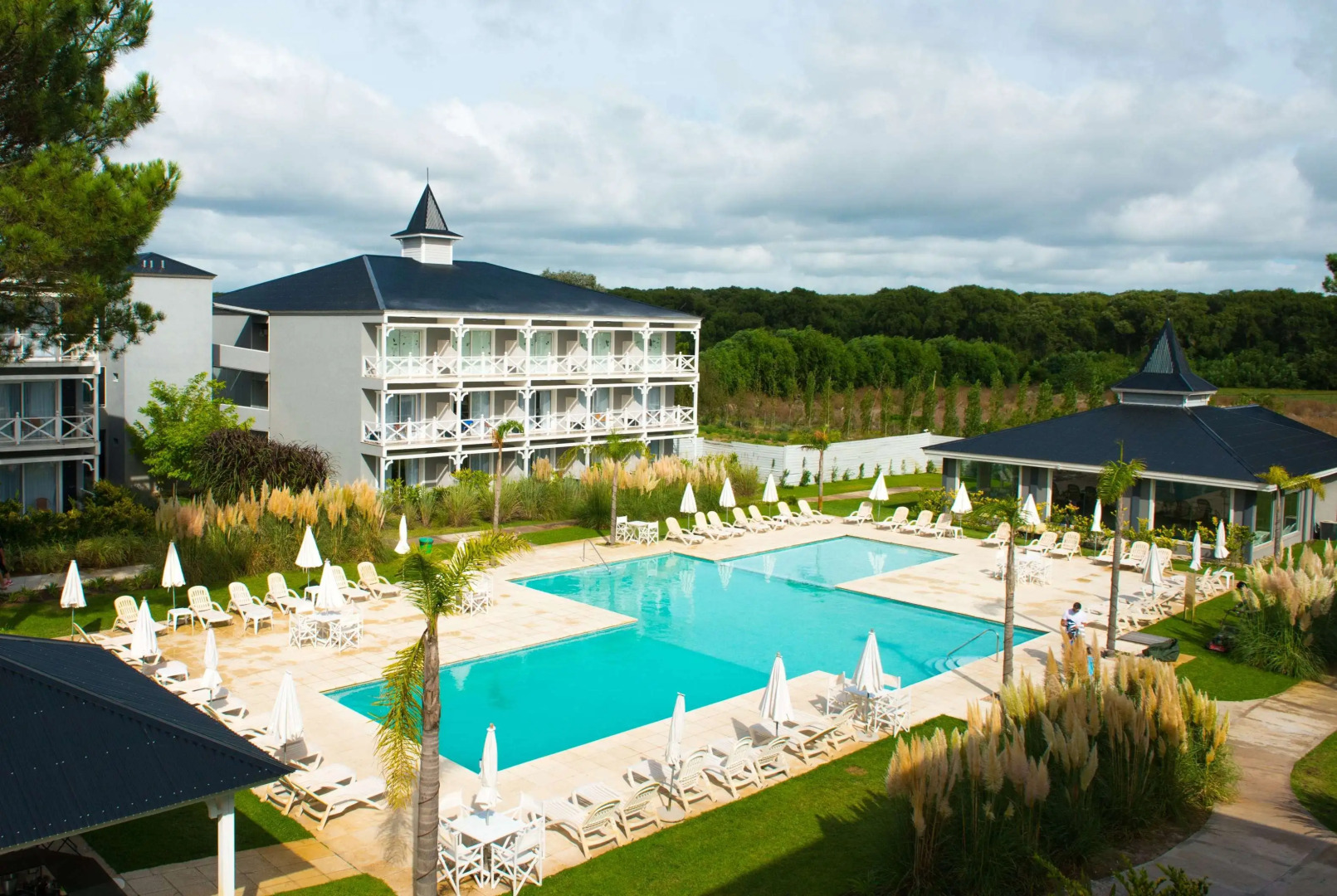 Howard Johnson Hotel & Convention Center Madariaga - Carilo