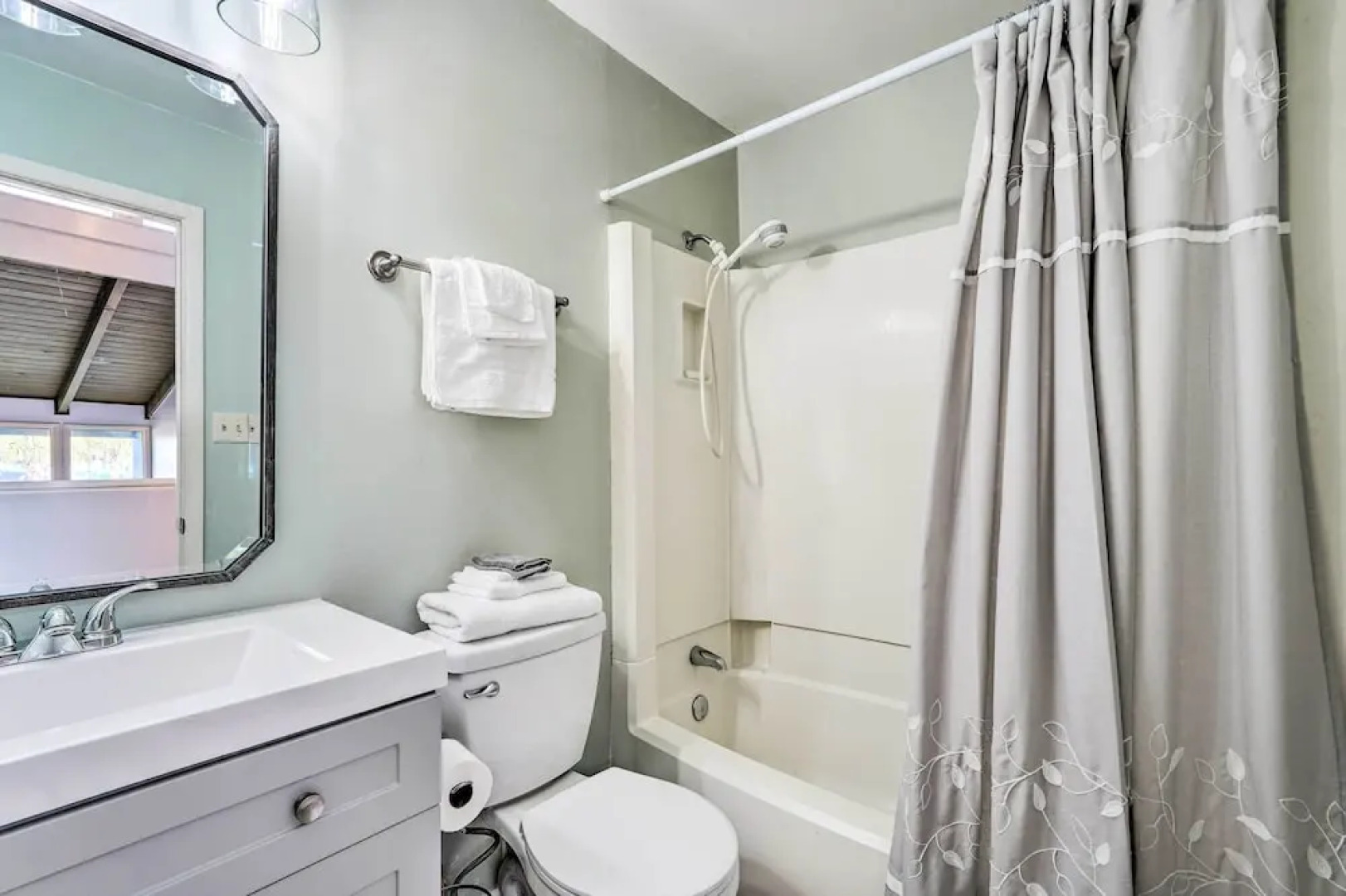 PCB Escape w/ Pool & Beach Access, Beach Chairs!