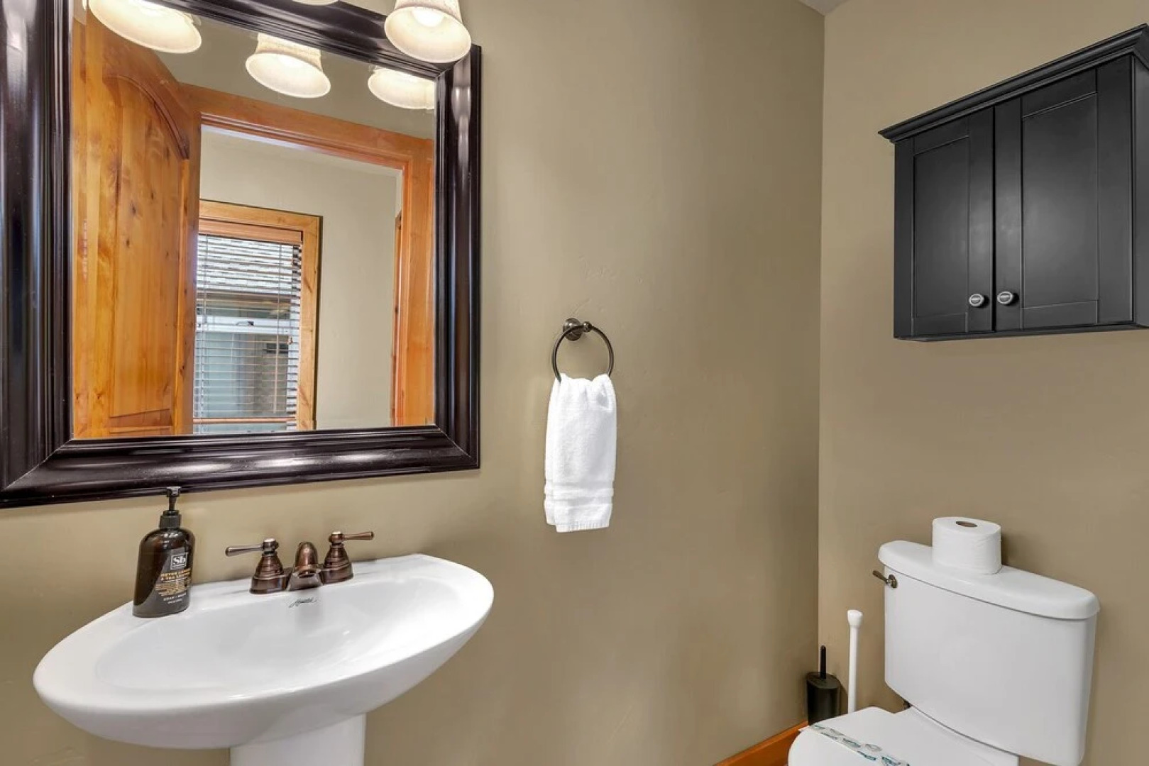 Bass Lake Beauty! 4 BDR Sleeps 16, Lakefront Views