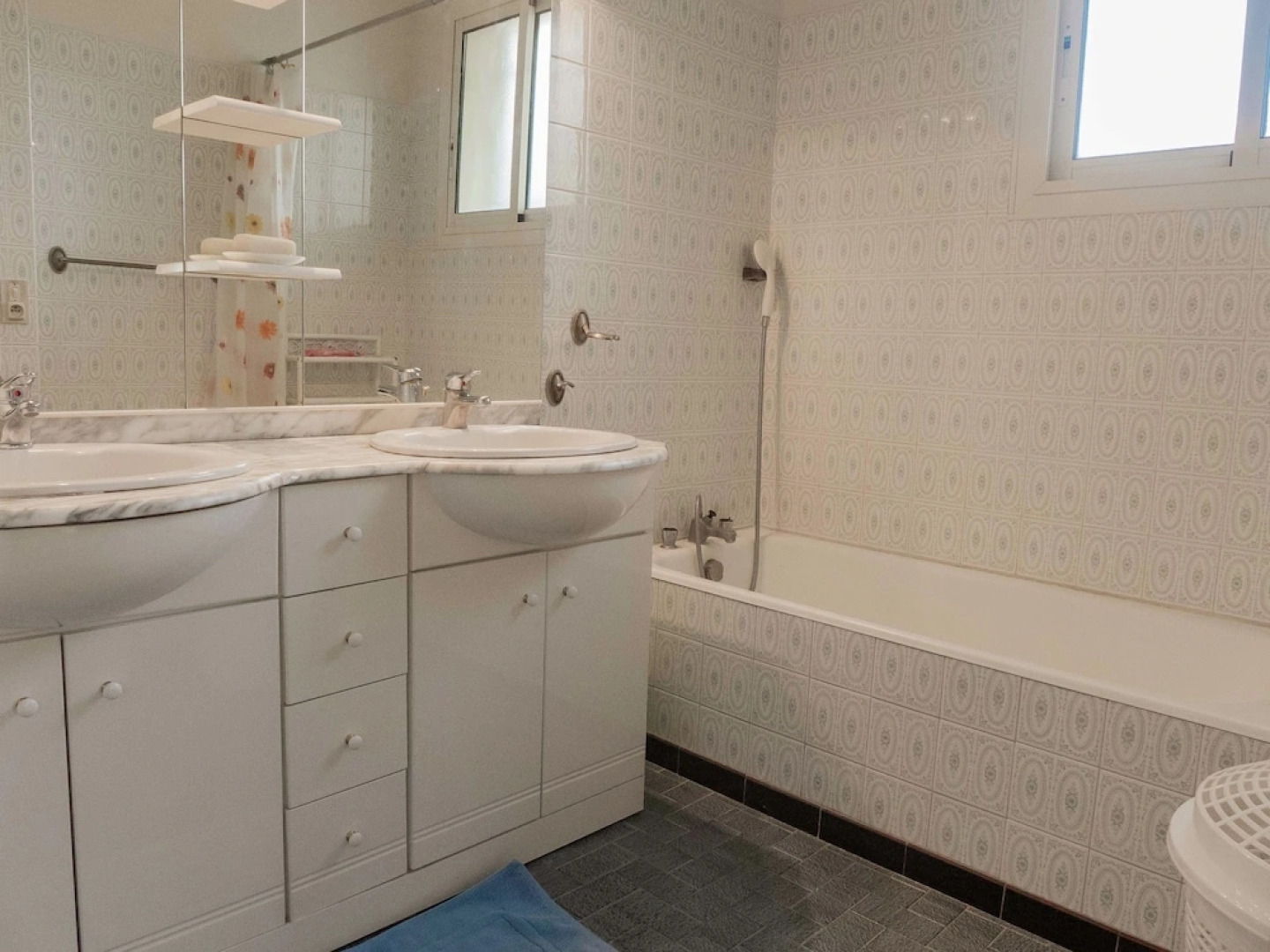 Attractive Villa in Roquemaure With Swimming Pool