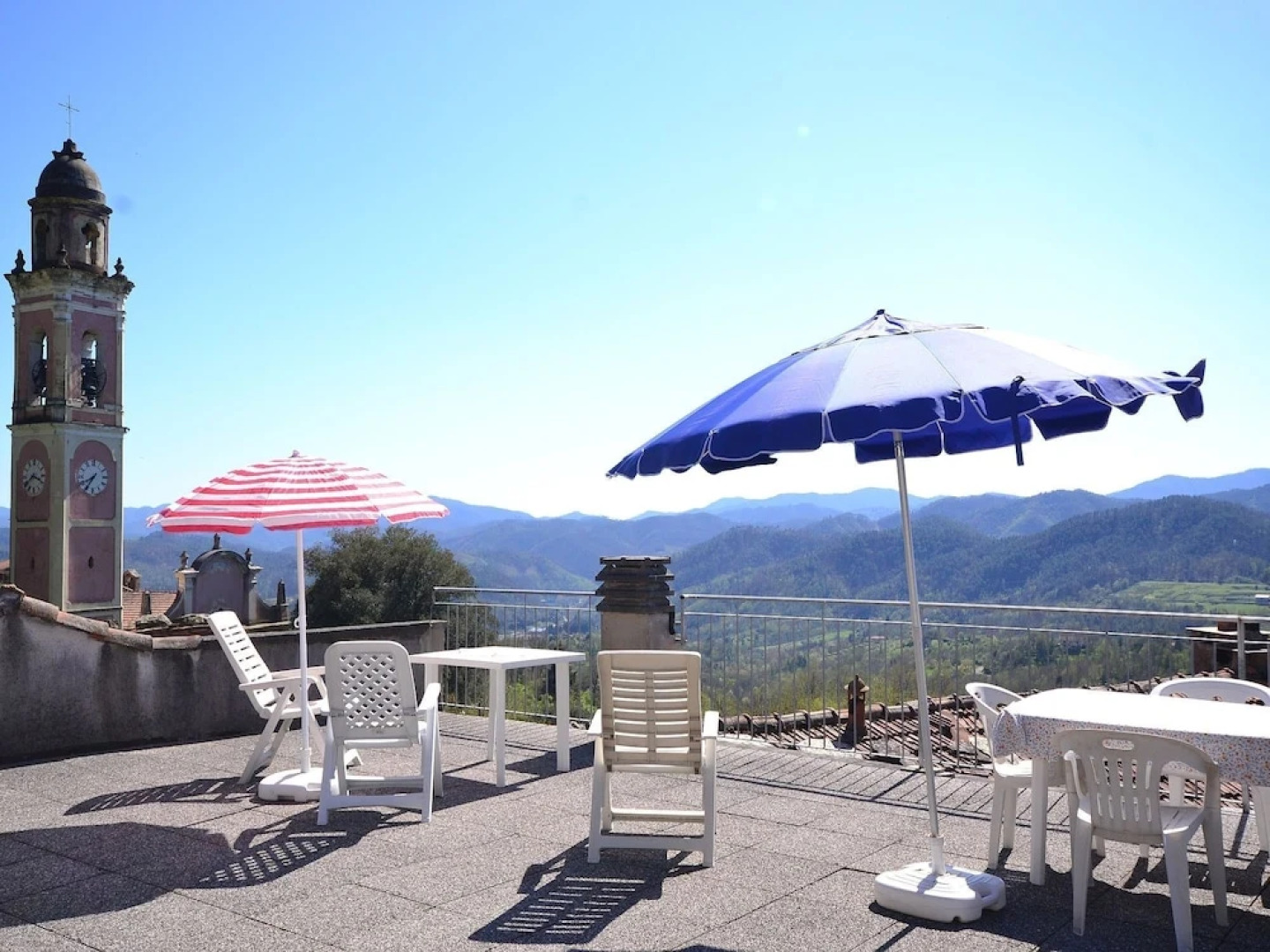20 km from the 5 Terre, in a small town, 3-room apartment, terrace with view