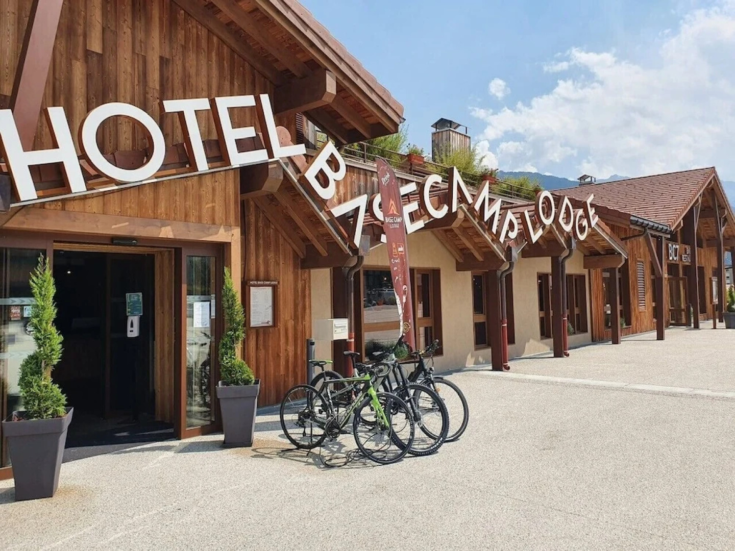 Hotel Base Camp Lodge