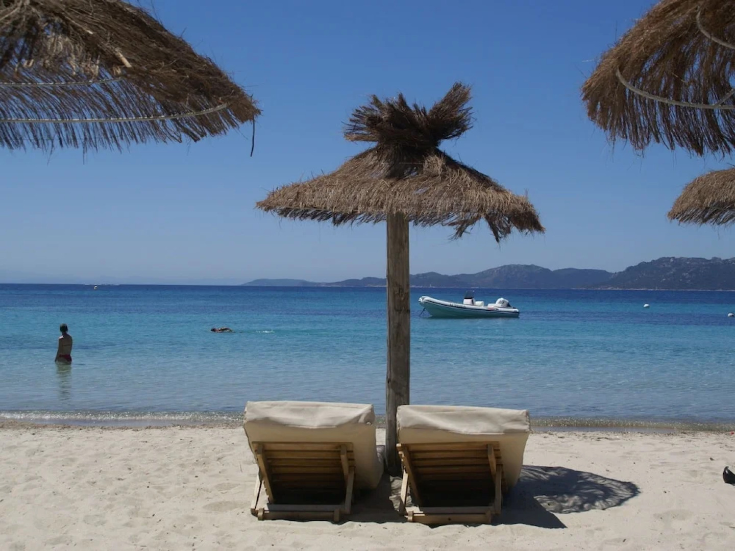 Spacious house, 100m from the beach, swimming pool.