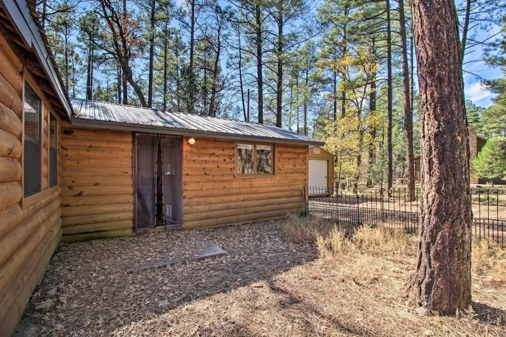 Deck & Grill: Pet-friendly Lakeside Cabin