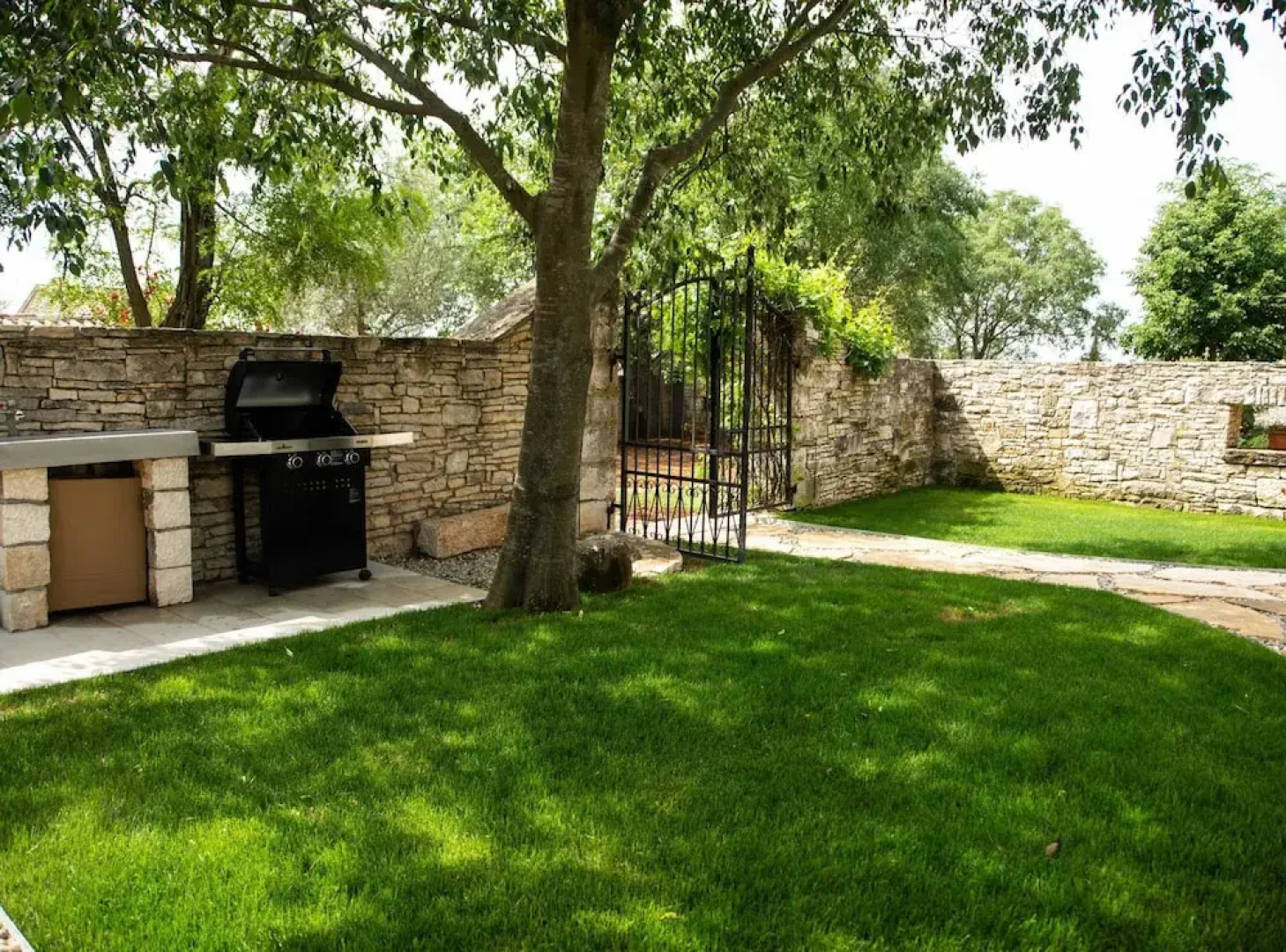 The Poolside Stone House in Bale
