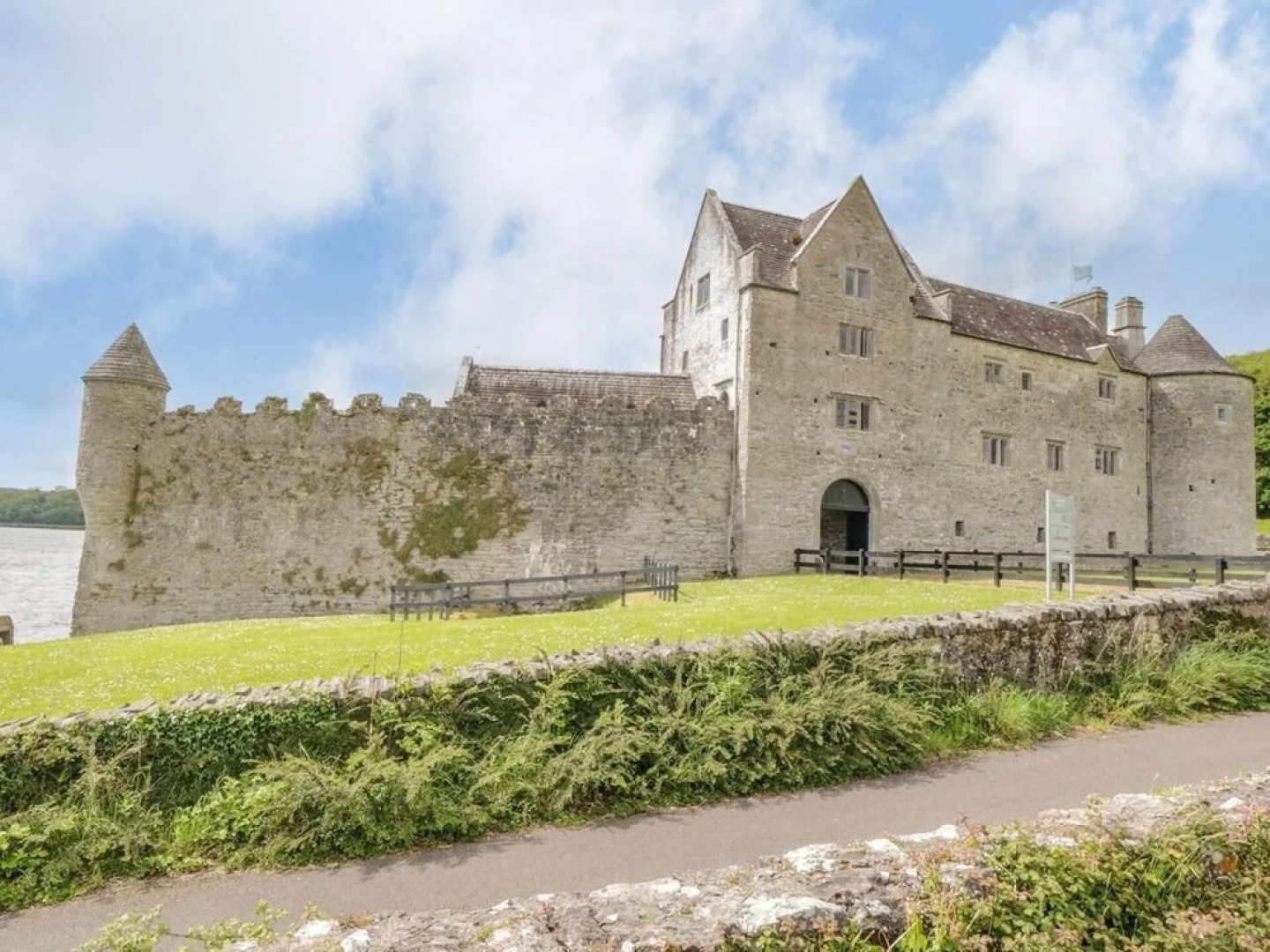 Beautiful Cottage With Gardens, Patio & Fireplace