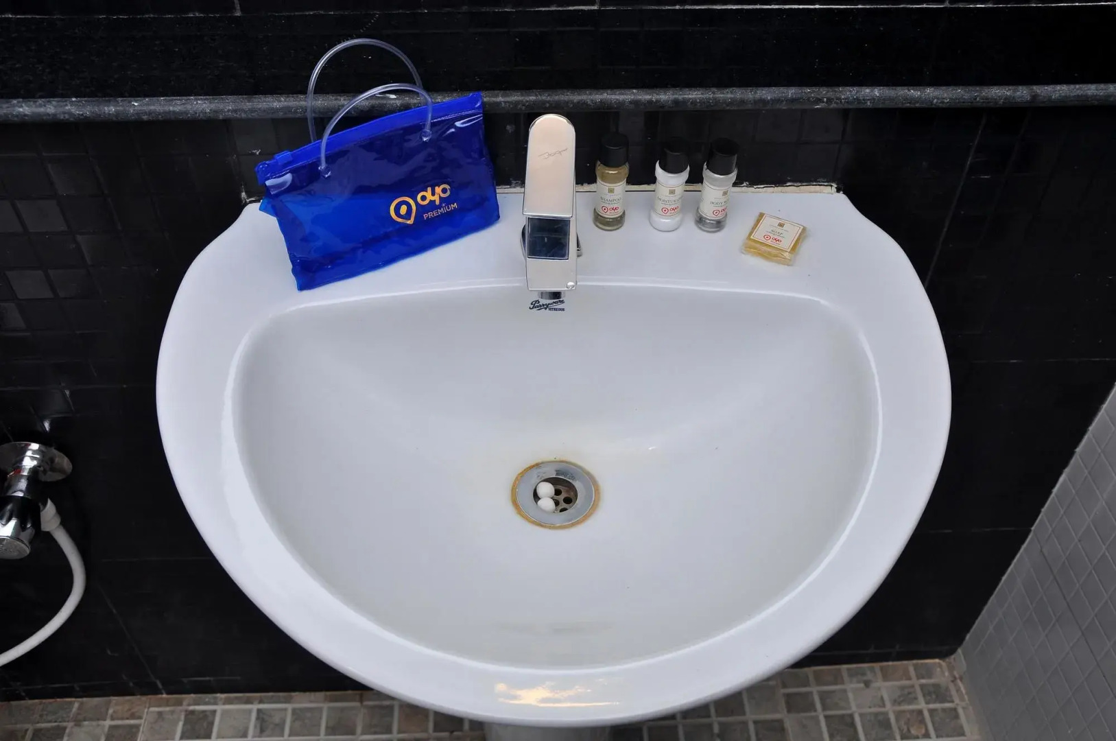 OYO Premium Golf Club Road