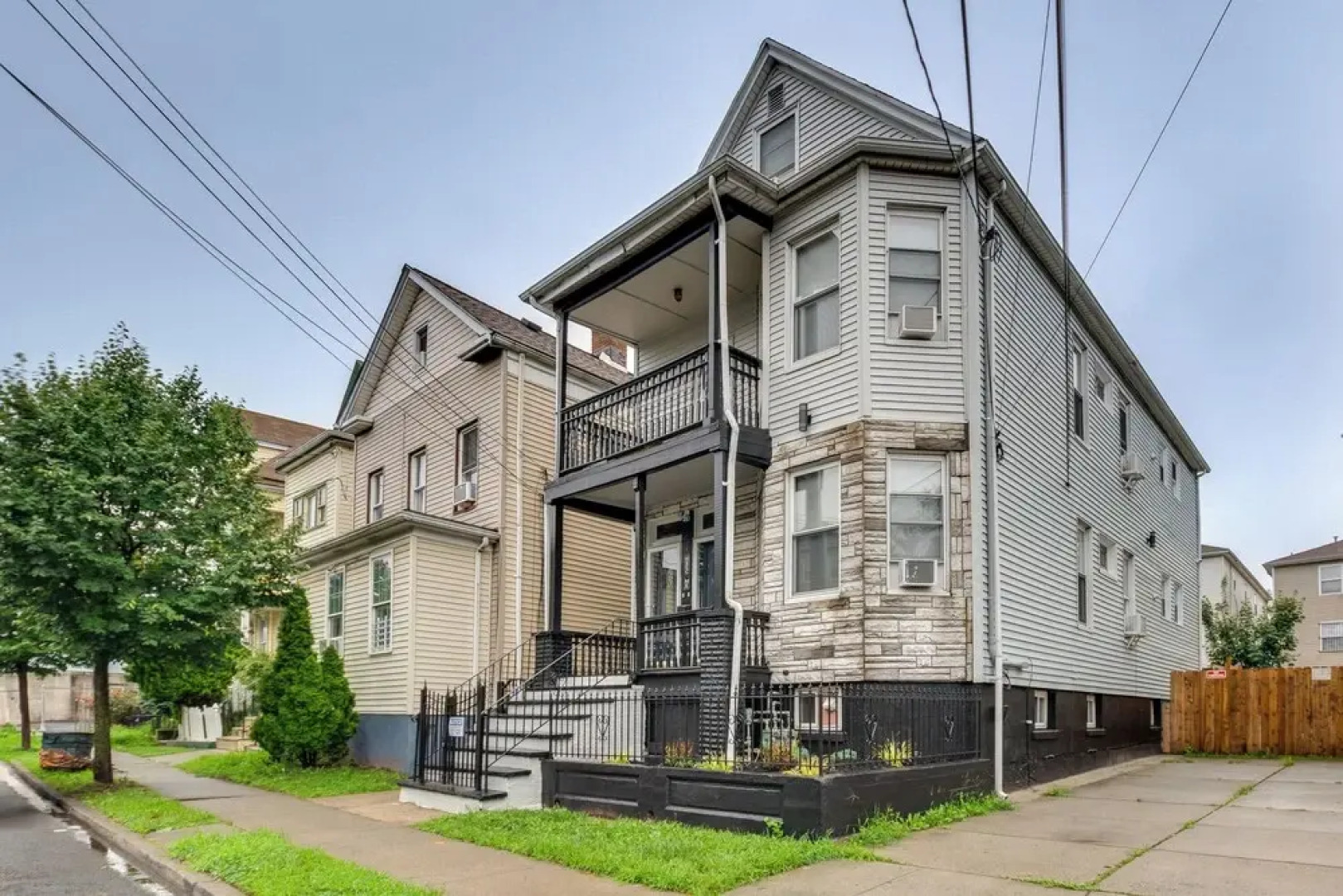 Convenient Elizabeth Apartment w/ Private Balcony!