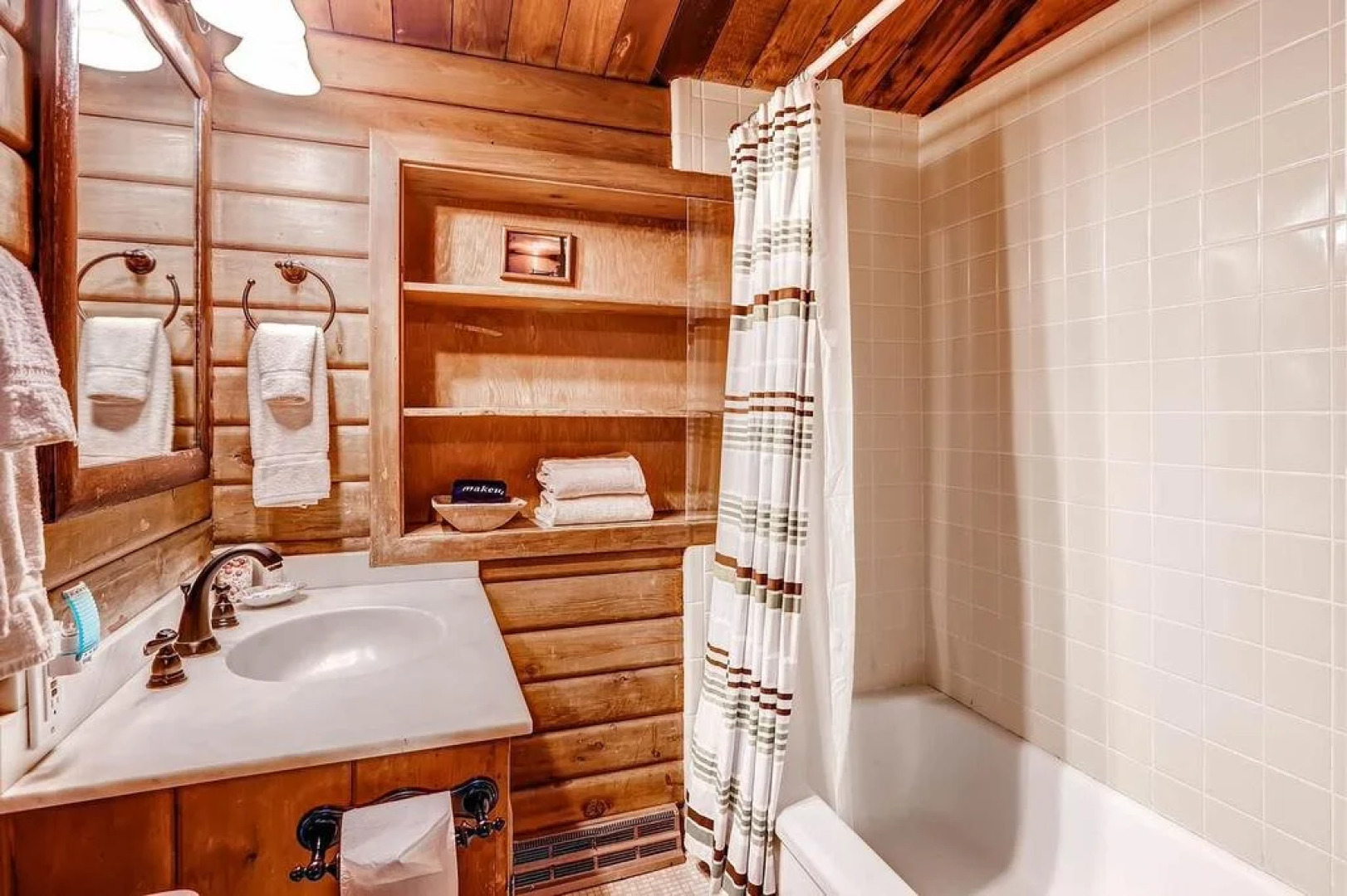 Alm Haus Standard Downtown Private Home by McCartney