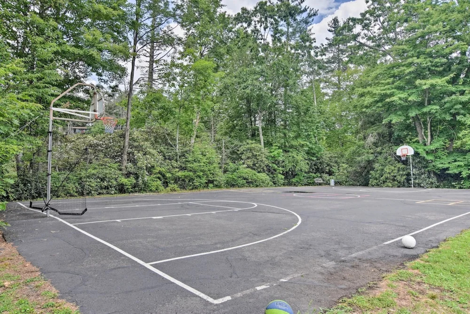 Pool & Lake Access: Idyllic Cottage in Newland