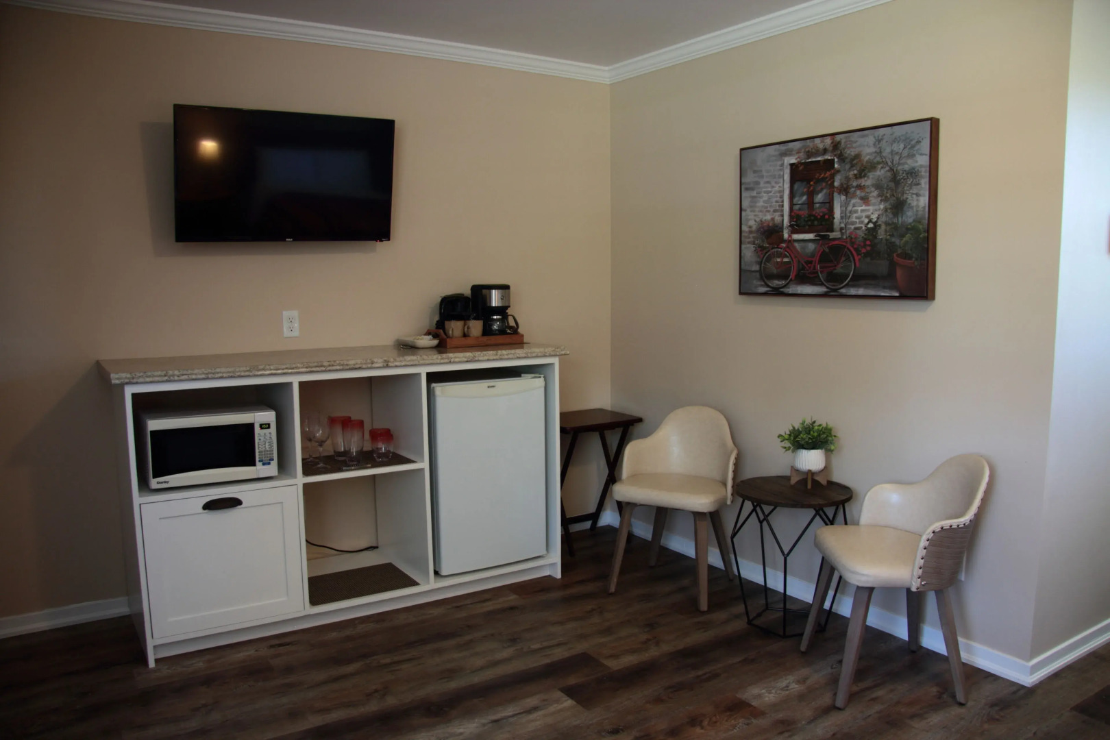 Carleton Inn and Cottages