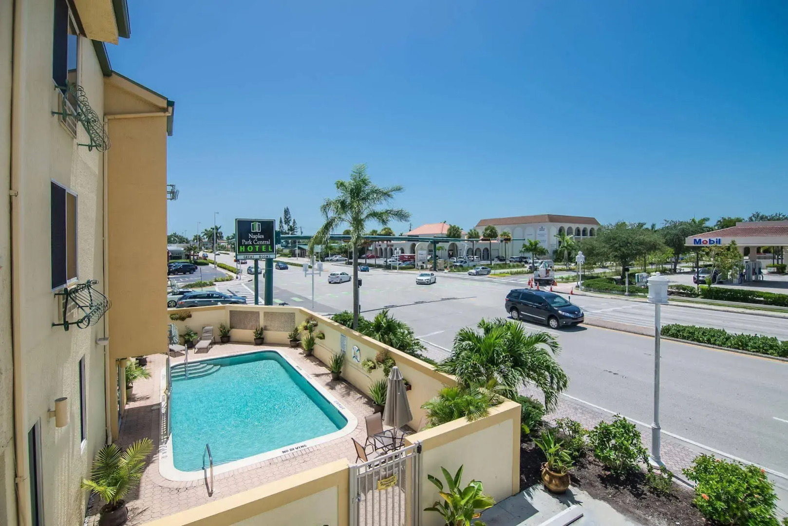 Naples Park Central Hotel