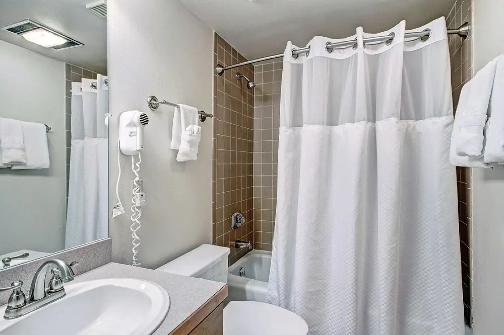 Roomy Condo with Great Amenities - VS438 by RedAwning