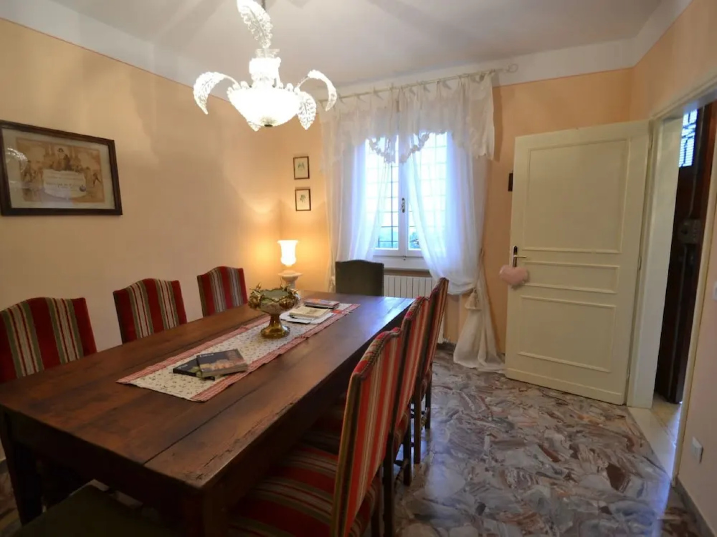 Villa in the Tuscan Hills: Relax in a Magnificent Landscape