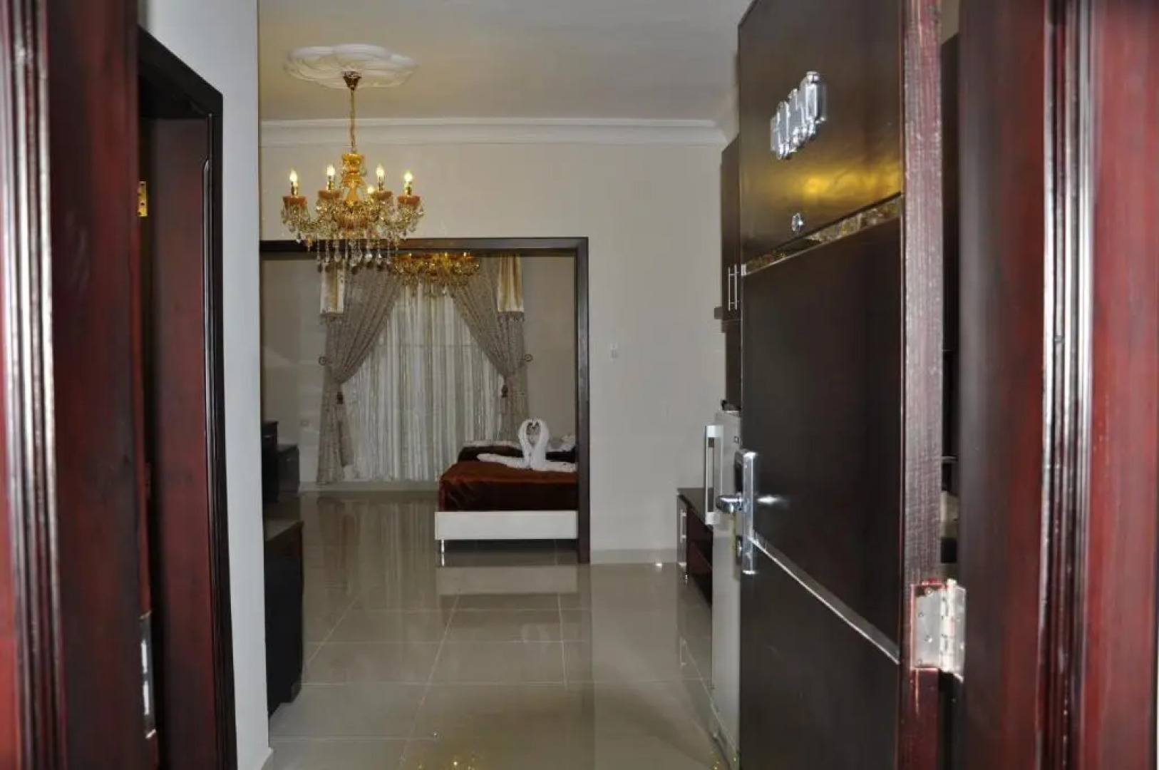 Al Bustan Crown Hotel 2