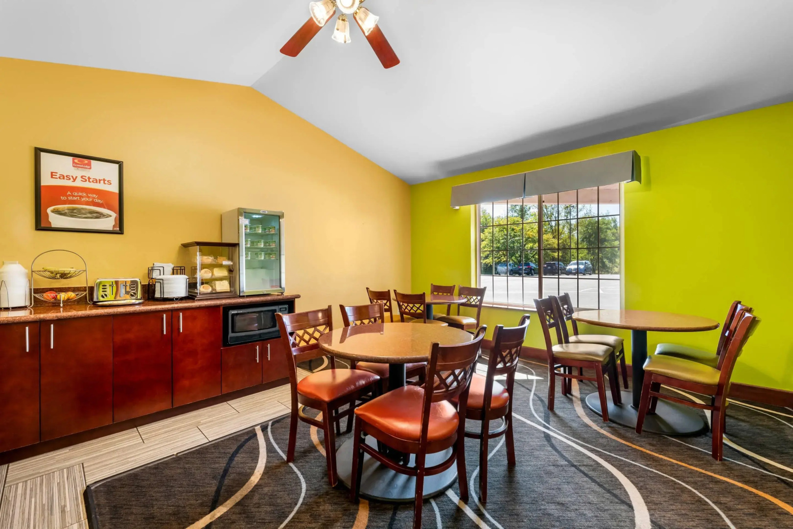 Econo Lodge Inn & Suites