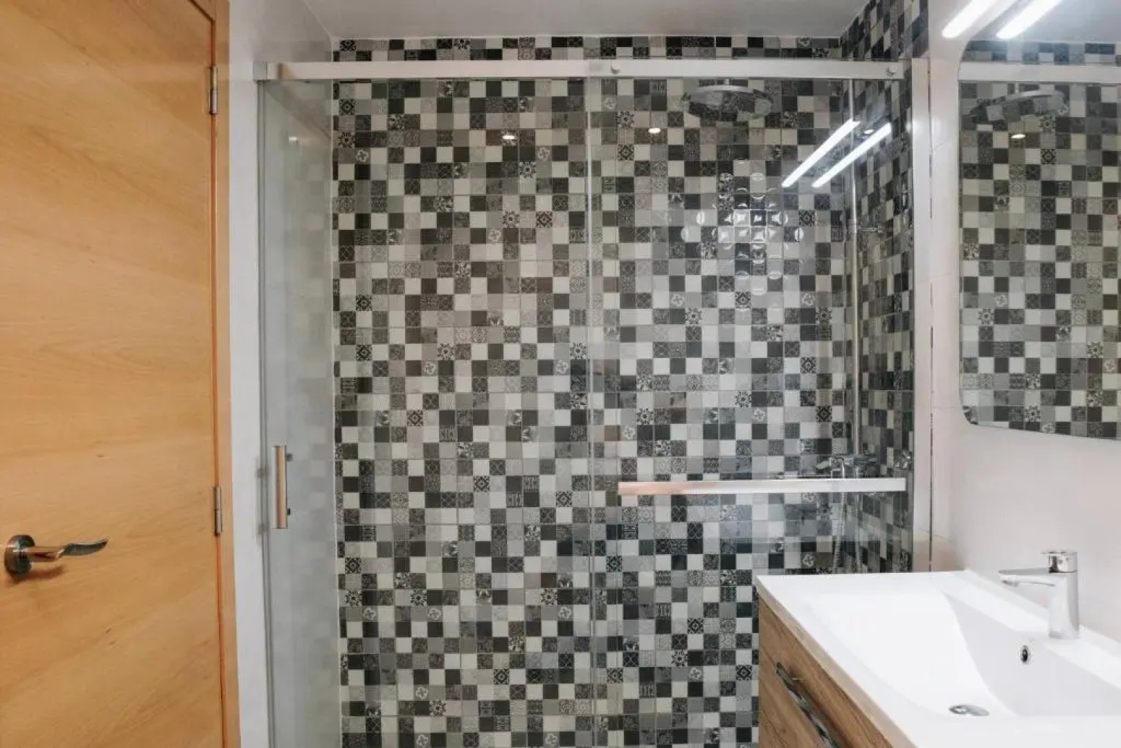 Apartamento luminoso cerca del mar y la montaña