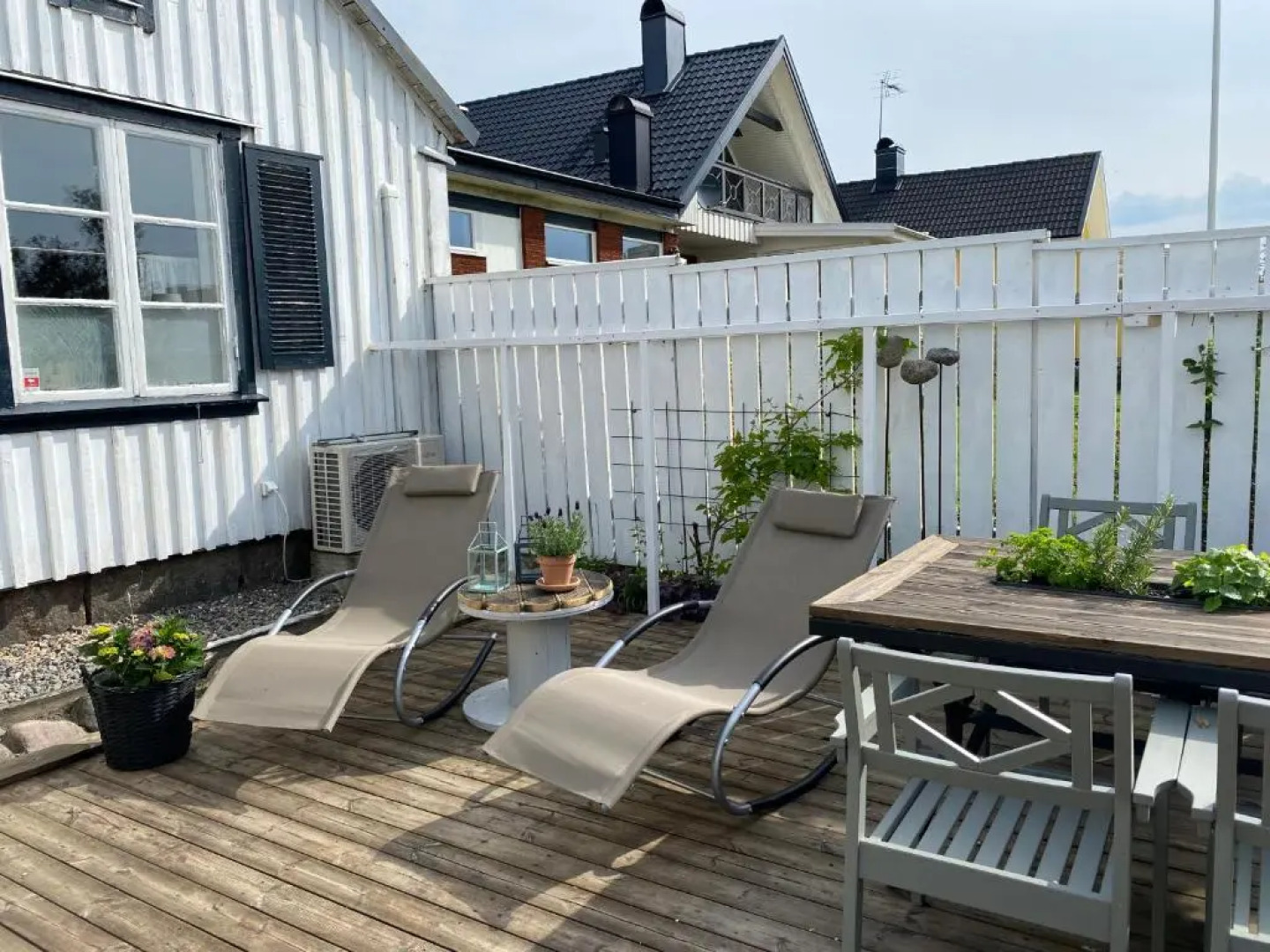 B&B Bland ormbunkar och rosor