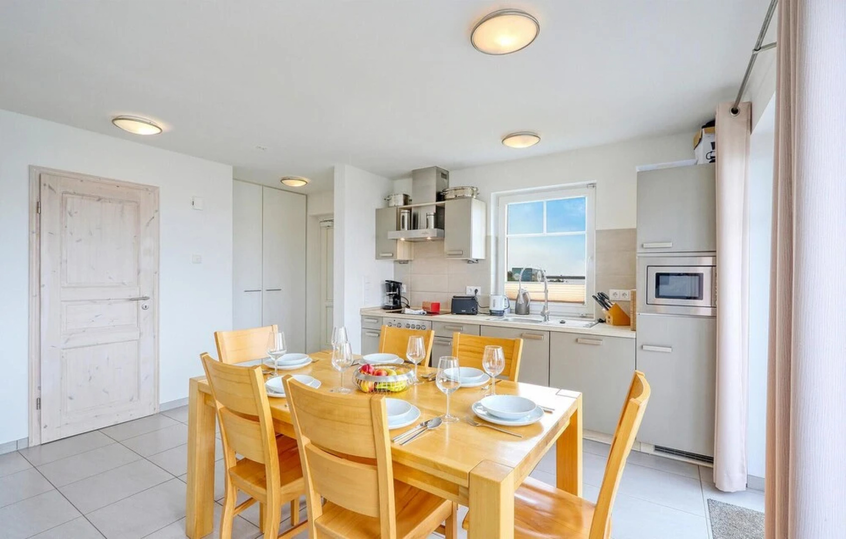 Weiße Strandvilla/56a O