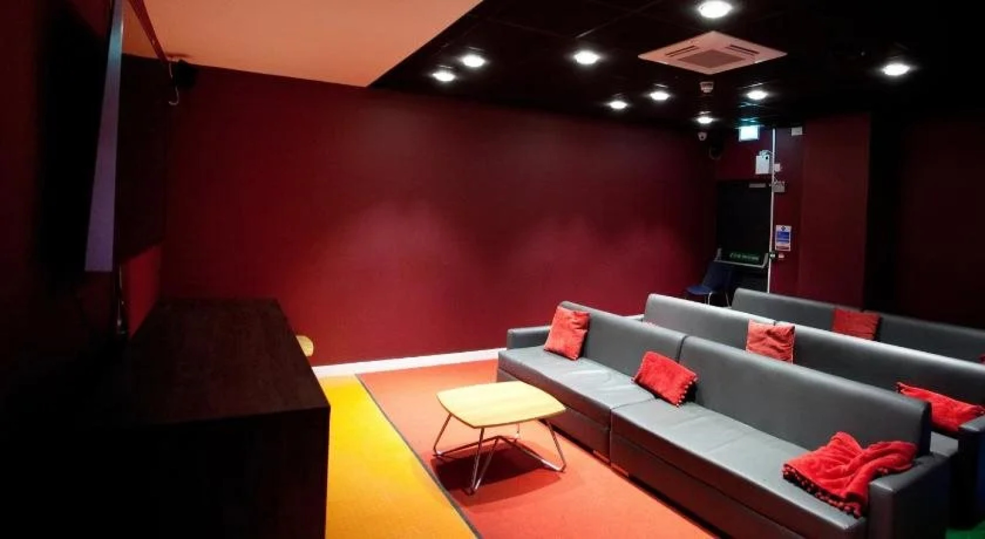 B4H Studios - The Hatbox