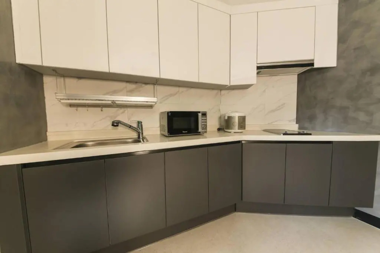 Gupo Station Almond Hotel