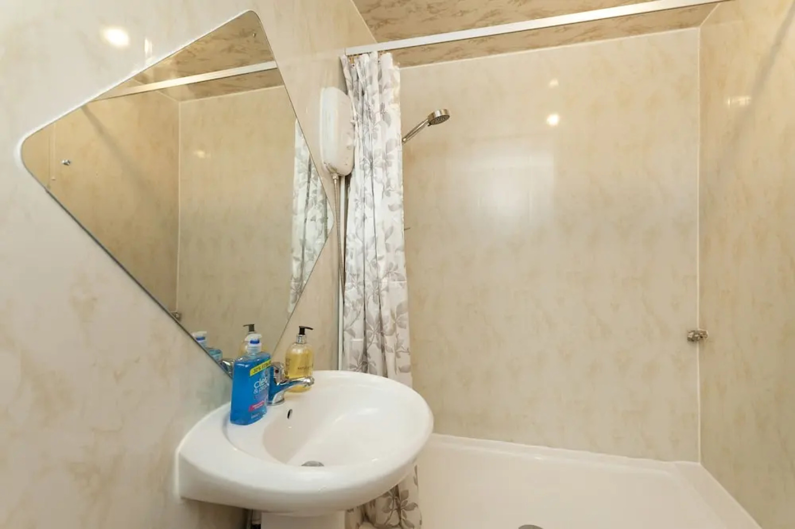 Longlyn 3 bedroom apartment