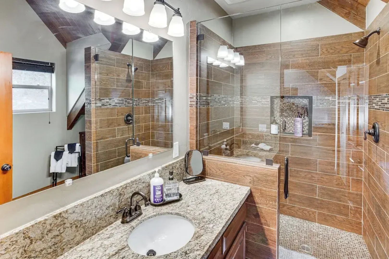 Lake Arrowhead Cabin: 4 Decks, Game Room + More!