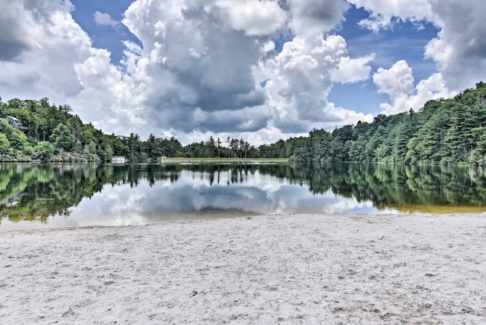 Pool & Lake Access: Idyllic Cottage in Newland