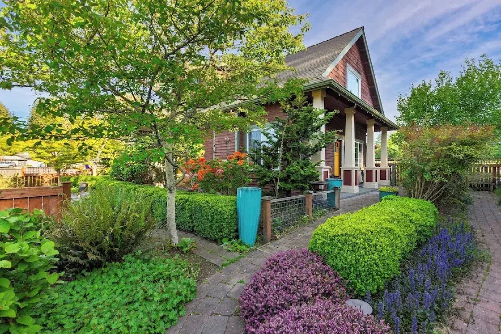 Sunny Backyard, Fireplace, Coastal Access in Peaceful Neighborhood Near Shopping