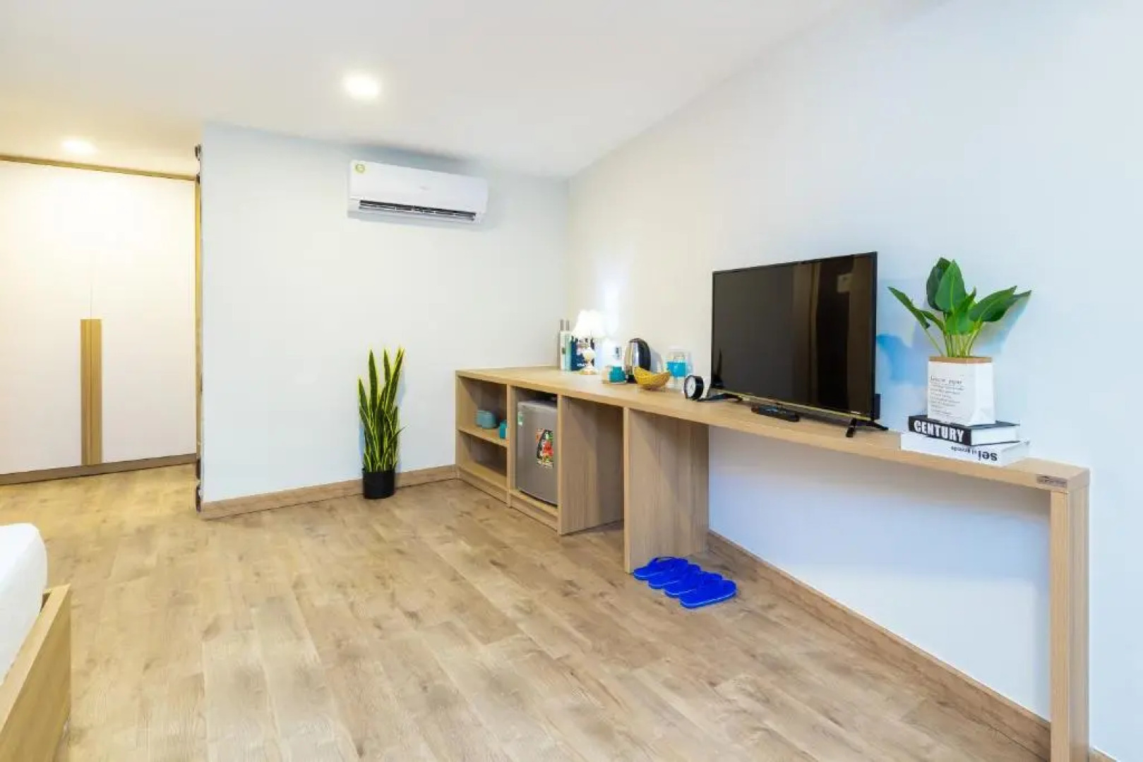 SAZI Resin Hotel - Free Nails/HairWash