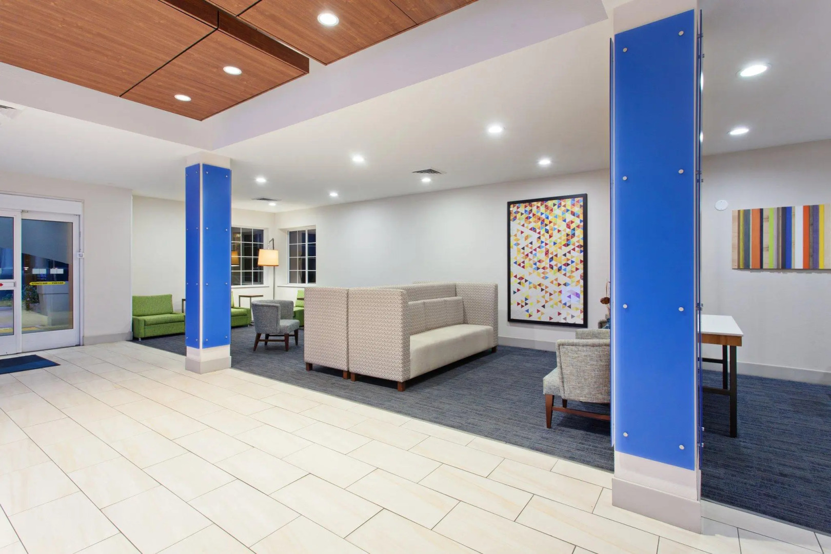 Holiday Inn Express & Suites Corona by IHG