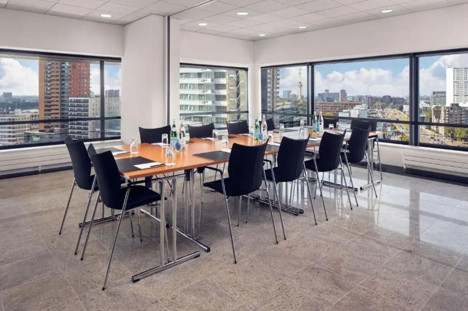 Отель DoubleTree by Hilton Rotterdam Centre