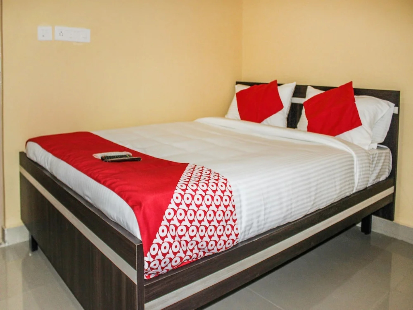 OYO 12840 Sri Guru Residency