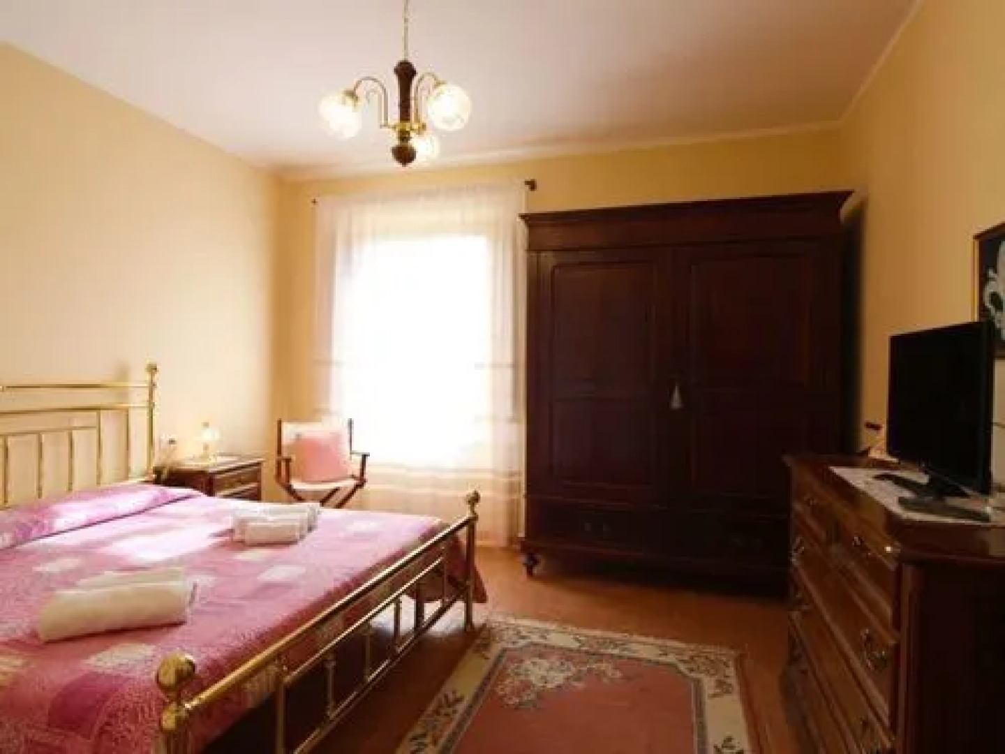 Stunning Private Villa for 4 Guests With Wifi, Private Pool, TV, Veranda, Pets Allowed and Parking