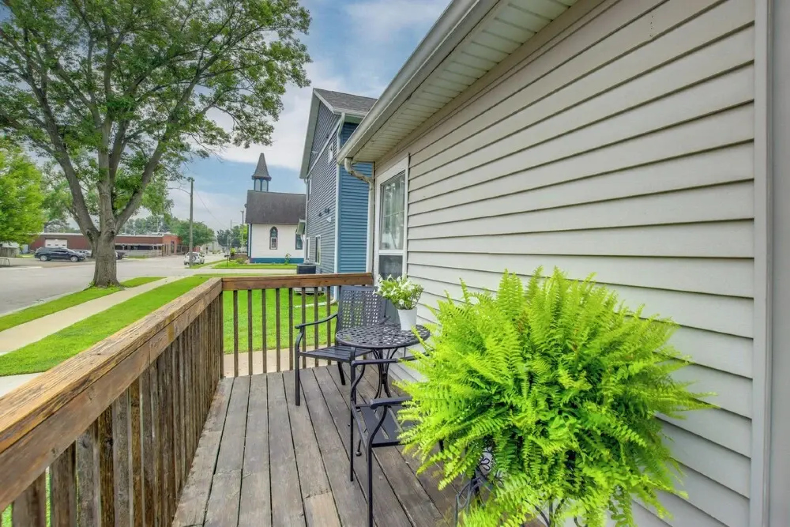 Home Near Kinnick, UI Health & Amish Country