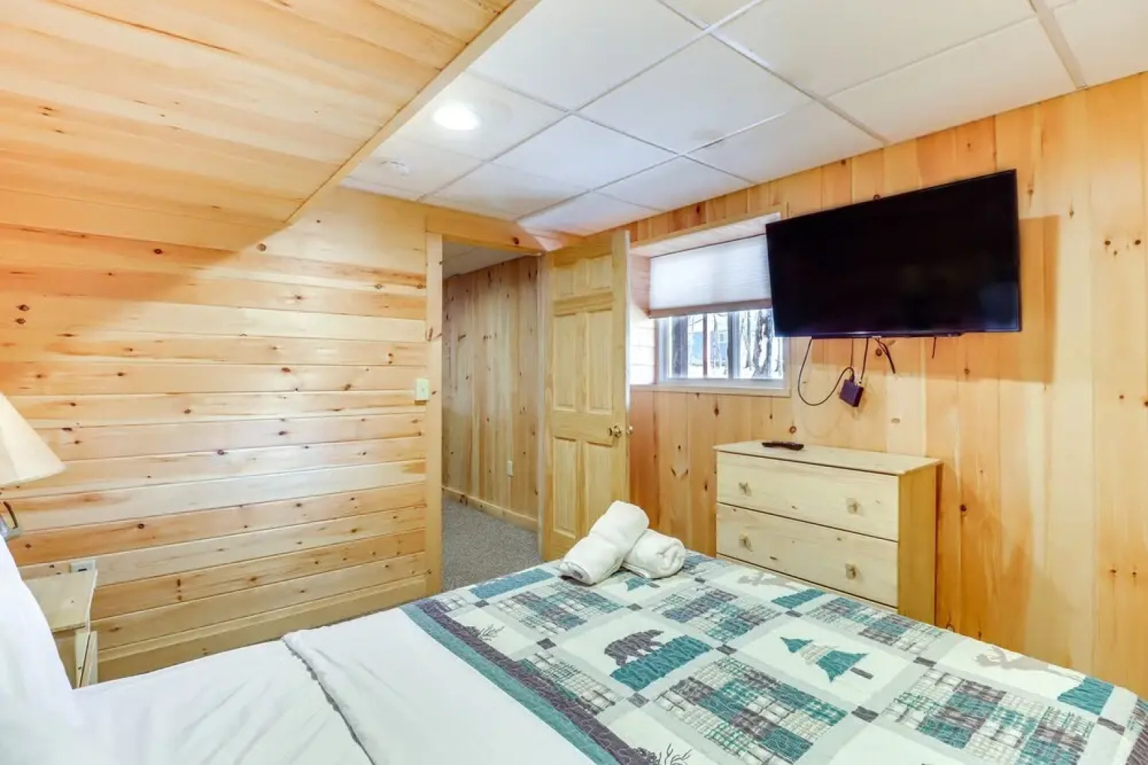 Private Hot Tub & Fire Pit: Log Cabin in Blakeslee