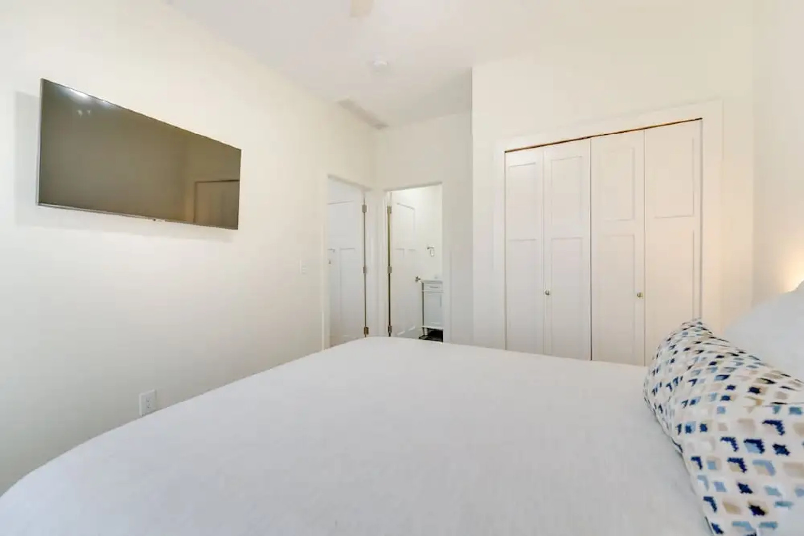 St Clair Apartment - Walk to River & Boardwalk!